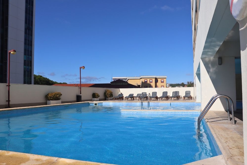 Dê um mergulho na piscina! VIP Executive Zurique Hotel Lisboa