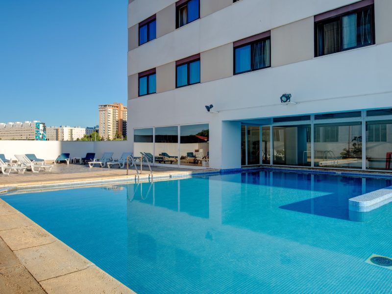 Dê um mergulho na piscina! VIP Executive Zurique Hotel Lisboa